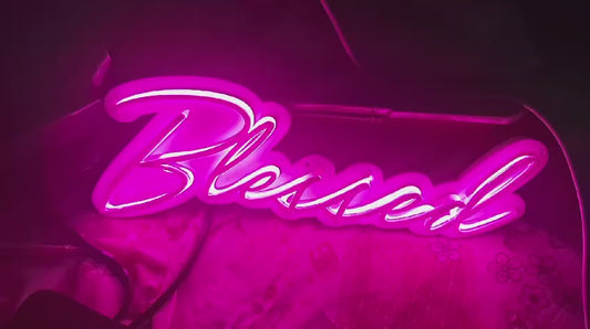 Lumière Néon LED “Blessed” en Rose